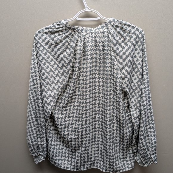 Ann Taylor NWT Houndstooth Polyester Blouse Womens Size Small Gray White - Picture 4 of 5